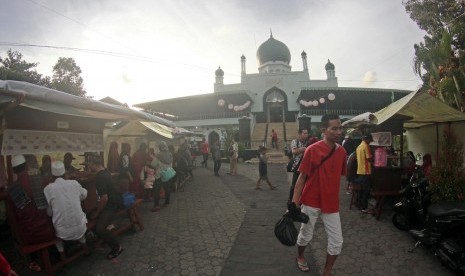 Acara Festival Republik yang digelar di Masjid Syuhada, Ahad (31/12) di antaranya dimeriahkan oleh angkringan gratis pada sore hari.