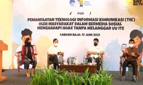 Acara forum group discussion Pemanfaatan Teknologi Komunikasi (TIK) oleh Masyarakat dalam Bermedia Sosial Menghadapi Hoaks Tanpa Melanggar UU ITE di Kupang, Kamis (17/6).