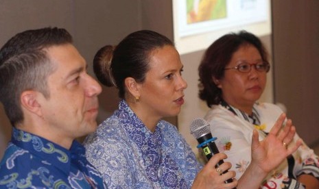 Acara IHWG 2017 FKUI menghadirkan Profesor Stavros Kavouras (Univ. Arkansas, USA), Isabelle Guelinckx, PhD (Danone Research Palaiseau, France) serta Dr. Titis Prawitasari, SpA(K) (FKUI, Indonesia)