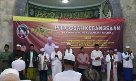 Acara Istigosah kebangsaan yang diselenggarakan oleh DKM Masjid Yasin Al Maruf bekerja sama dengan MWCNU Kecamatan Ciracas bertempat di Masjid Yasin Al Maruf, Ciracas, Jakarta Timur, Kamis (26/4).