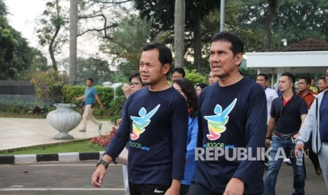 Acara jalan sehat Wali Kota Bogor, Bima Arya, dengan Menteri Pendayagunaan Aparatur Negara dan Reformasi Birokrasi (Menpan-RB), Asman Abnur, di Kota Bogor, Jumat (2/2). 