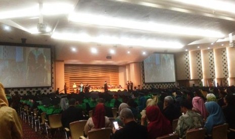 Acara kegiatan wisuda program sarjana dan pascasarjana Universitas YARSI di Auditorium Ar-Rahman Universitas YARSI, Jakarta Pusat, Sabtu (15/4).