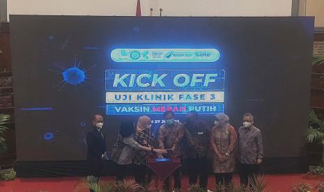 Acara Kick Off Uji Klinik Fase 3 Vaksin Merah Putih yang diselenggarakan di Kampus A Unair, Surabaya, Senin (27/6/2022).