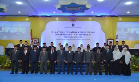 Acara pelantikan delapan dekan dan 16 wakil dekan UII untuk periode 2022-2026.