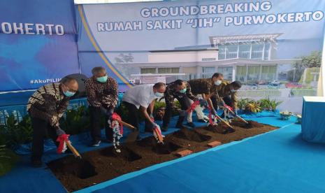 Acara peletakan batu pertama (ground breaking) pembangunan Rumah Sakit JIH di Purwokerto, Jawa Tengah, Kamis (20/8). Acara ini dihadiri Wakil Bupati Banyumas Sadewo Tri Lastiono, Ketua Yayasan Badan Wakaf UII Yogyakarta Suwarsono Muhammad, dan jajaran komisaris rumah sakit tersebut.