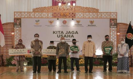 Acara peluncuran Kita Jaga Usaha diadakan di tiga tempat sekaligus yakni, Kantor BAZNAS RI di Jakarta, Jalan Malioboro Yogyakarta, dan Sentra Kuliner Semolowaru Surabaya, pada Jumat (27/8). Peluncuran itu juga mendapat dukungan dan dihadiri Menteri Koperasi dan UKM (Kemenkop), Teten Masduki; Gubernur DKI Jakarta, Anies Baswedan; Gubernur DI Yogyakarta, Sri Sultan Hamengku Buwono X; dan Gubernur Jawa Timur, Khofifah Indar Parawansa, serta para pimpinan BAZNAS RI dan pejabat terkait. 