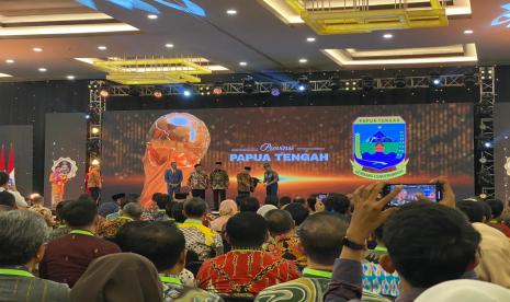 Acara pemberian penghargaan Universal Health Coverage (UHC) oleh Wakil Presiden RI kepada pemerintah daerah BPJS Kesehatan di kawasan Taman Mini Indonesia Indah (TMII), Jakarta, Kamis (8/8/2024). 