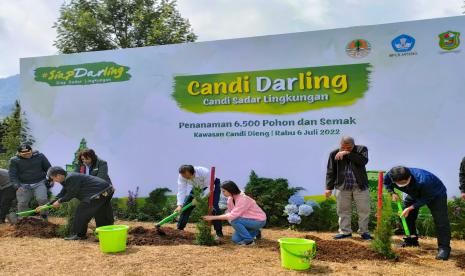 Acara penanaman pohon di kawasan candi Dieng. 