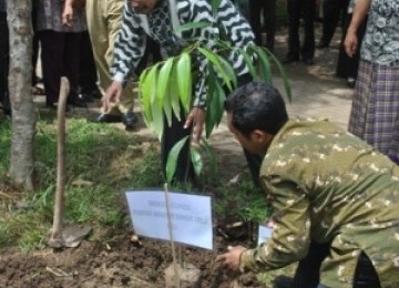 Acara penanaman pohon dalam kegiatan workhop penulisan karya ilmiah bernuansa 'go green' yang diberikan LIPI.