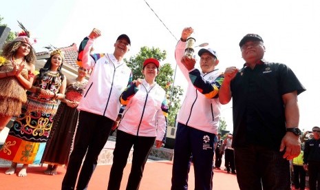 Acara pengambilan api abadi di Mrapen Grobogan Jawa Tengah, Rabu (18/7). Api dari Mrapen akan digabungkan dengan api dari India, acara penggabungan api dilakukan di Candi Prambanan malam ini. 