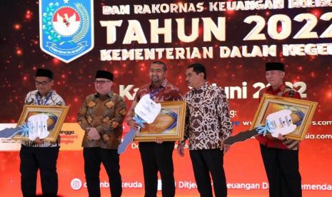 Acara Penganugerahan Realisasi APBD dan Rakornas Keuangan Daerah Tahun 2022, yang diselenggarakan Kementrian Dalam Negeri, Kamis (2/6/2022) di Birawa Assembly Hall, Bidakara Hotel, Jakarta Selatan. Sumatera Barat menjadi satu-satunya provinsi yang meraih penghargaan Kerjasama dan Dukungan Dalam Pelaksanaan Program Taspen.