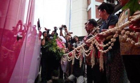 Acara penyerahan satu unit mobil kemoterapi dan terapi sistemik dari Yayasan Kanker Payudara Indonesia (YKPI) ke Rumah Sakit Kanker (RSK) Dharmais, Jakarta, Rabu (26/2).