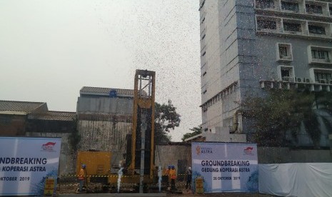 Acara peresmian logo baru dan groundbreaking gedung baru Koperasi Astra Internasional di daerah Cempaka Putih, Jakarta Pusat, Senin (28/10).