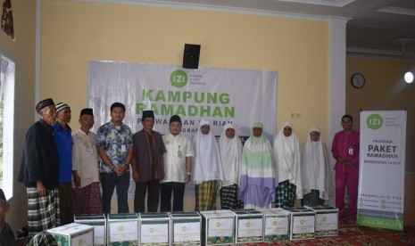 Acara peresmian program kampung Ramadhan Inisiatif Zakat Indonesia (IZI) perwakilan Riau di Masjid Al Mursalin Keluran Bencah Lesung, Jumat (18/5).