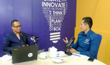 Acara podcast TalkCorner dipandu langsung oleh Paundra Hanutama selaku Direktur Marketing Komunikasi ASTON Priority Simatupang Hotel & Conference Center dan menghadirkan pembicara yang sangat kompeten dibidang jurnalistik yaitu Nur Hasan Murtiaji.