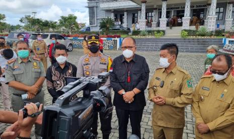 Acara reses Wakil Ketua Komisi II DPR RI, Junimart Girsang di Kantor Bupati Kabupaten Simalungun, mendadak berhenti. Oleh kedatangan puluhan massa yang mengaku korban konflik pertanahan dengan PT Perkebunan Nusantara IV (PTPN IV).