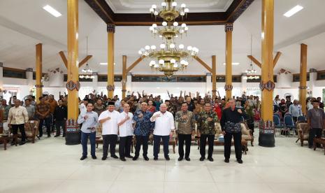 Acara Sarasehan dan Serap Aspirasi Masyarakat Asosiasi Kepala Desa Kabupaten Ngawi dengan tema Otonomi Desa untuk Mewujudkan Kesejahteraan Rakyat di Pendopo Widya Graha Bupati Ngawi, Jumat (24/11/2023). 