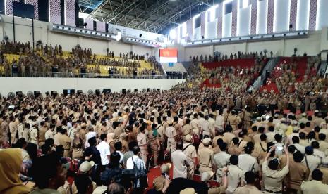   Acara sarasehan para kades dan perangkat desa se-Jawa Tengah bersama dengan Gubernur Ganjar Pranowo di GOR Jatidiri Semarang, Senin (5/6). Dalam kesempatan ini kades se-Jateng diminta membantu mempercepat penyelesaian kemiskinan ekstrem dan stunting.