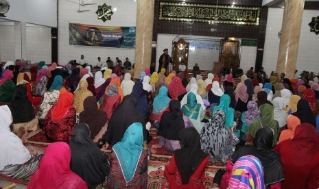 Acara serah terima Alquran wakaf untuk kaum Muslimin di lereng Gunung Kerinci 