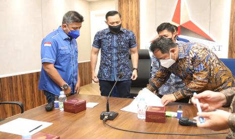 Acara serah terima dan penandatangan berita acara penyerahan bantuan keuangan partai politik tahun anggaran 2021 dari Kemendagri ke DPP Partai Demokrat, Senin (21/6).