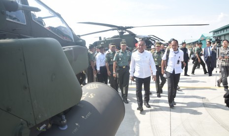 Acara serah terima delapan unit helikopter Apache. 