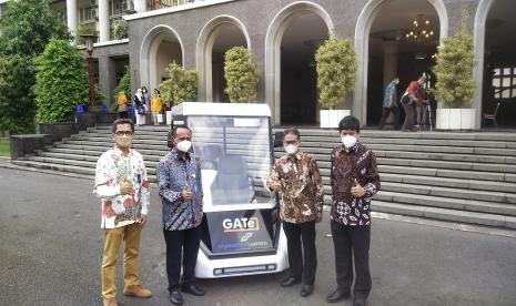 Acara Serah Terima Kendaraan Listrik Bandara dari Universitas Gadjah Mada Kepada PT Angkasa Pura I di Balairung UGM, Jumat (4/3/2022).