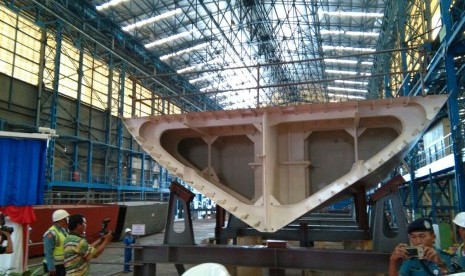 Acara seremonial Keel Laying di Bengkel Assembly Divisi Kapal Perang PT PAL Indonesia, Surabaya, Kamis (9/3).