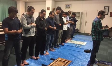 Acara tarawih d i Masjid Nagoya, Jepang.