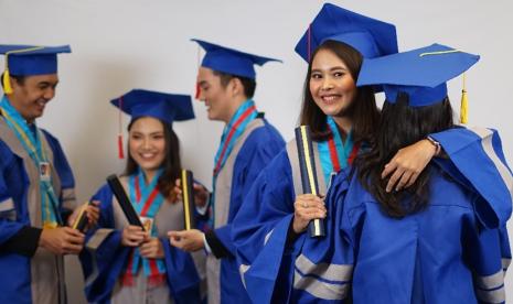 Acara wisuda selalu dinanti oleh para mahasiswa tingkat akhir, pasalnya ini menjadi puncak seluruh perjuangannya di perguruan tinggi pada jenjang yang dipilihnya. Termasuk mahasiswa/i Kampus Digital Bisnis Universitas Nusa Mandiri (UNM) yang akan segera mengikuti prosesi pelantikan lulusan yang ke-35.