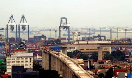 Access to Tanjung Priok port in Jakarta is still underconstruction. Infrastucture and regulation are still major problems for foreign investors to invest in Indonesia. (illustration)