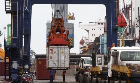 According to Indonesian Logistics and Forwarders Association (ALFI), dwelling time in Tanjung Priot Port is among the worst with 8,7 days process. While in Thailand the dwelling process takes five days, followed by Malaysia (for days), Australia (three day