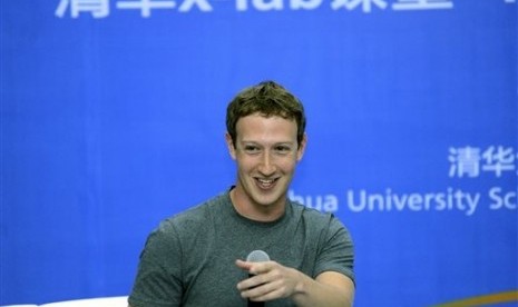 acebook co-founder Mark Zuckerberg talks at Tsinghua University School of Economics and Management in Beijing, China. China may ban Facebook, but not its co-founder Zuckerberg, and he entertained an audience of students with a 30-minute chat in his recentl