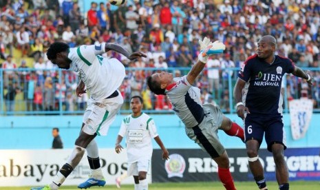 Achmad Kurniawan (kedua kanan) saat beraksi membela Arema. Kakak kandung kiper timnas Indonesia Kurnia Meiga ini tutup usia pada Selasa (10/1) setelah menderita stroke.