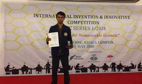 Achmad Shiddiq Ali Madurijau, seorang mahasiswa penerima Program Beasiswa Rumah Inisiatif LAZNAS Inisiatif Zakat Indonesia (IZI) berhasil menyabet medali perak 