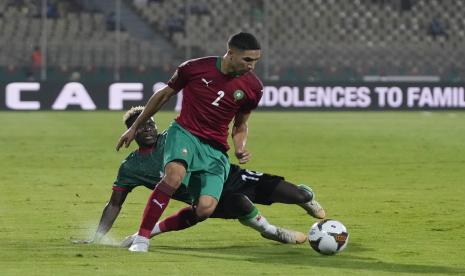 Achraf Hakimi (depan) diganggu oleh Francisco Madinga dari Malawi, selama pertandingan sepak bola babak 16 besar Piala Afrika 2022 antara Maroko dan Malawi di stadion Ahmadou Ahidjo di Yaounde, Kamerun, Rabu (26/1/2022).