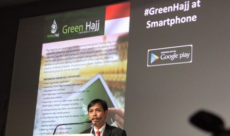 achruddin Mangunjaya, Ketua Pusat Pengajian Islam Universitas Nasional mempresentasikan kontribusi Indonesia dalam mitigasi perubahan iklim dengan aplikasi green hajj berbasis smart phone.