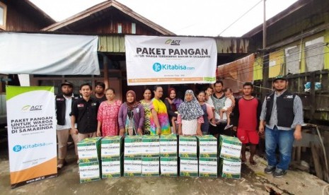 ACT bekerja sama dengan Kitabisa.com mendistribusikan ratusan paket pangan bagi korban banjir Samarinda. Paket pangan berisi beras, minyak, gula, biskuit, dan sarden. 