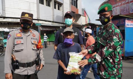 ACT bersama Satgas Penanganan Covid-19 Kota Tasikmalaya membagikan beras kepada pekerja harian yang terdampak PPKM darurat di Jalan KHZ Mustofa, Kota Tasikmalaya, Jumat (9/7).