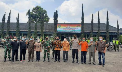 ACT Cimahi dan ACT Kabupaten Bandung Barat meluncurkan program Gerakan Sedekah Pangan Ramadhan di Kodim 0609 Cimahi, Jl. Gatot Subroto, Cimahi, Jumat (9/4). 