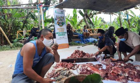 ACT Cimahi mendistribusikan daging kurban ke seribu penerima di sepuluh titik Kota Cimahi, Selasa (20/7). 