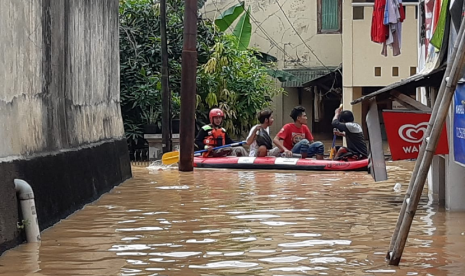 ACT dan MRI bantu evakuasi warga korban banjir di Bidara Cina.