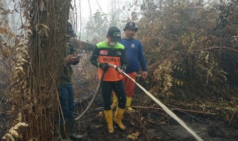 ACT Duri dan Masyarakat Relawan Indonesia (MRI) membantu DAMKAR Mandau dan Polsek Mandau untuk memadamkan api.