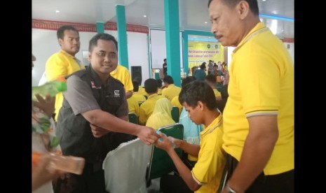 ACT Lampung bagikan ratusan tumbler pada peringatan Hari Disabilitas Internasional di Universitas Lampung, Rabu (4/12). 