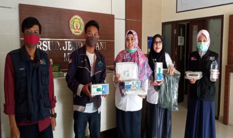 ACT Lampung bersama komunitas masyarakat bantu APD tiga rumah sakit di Lampung, Rabu (1/4).