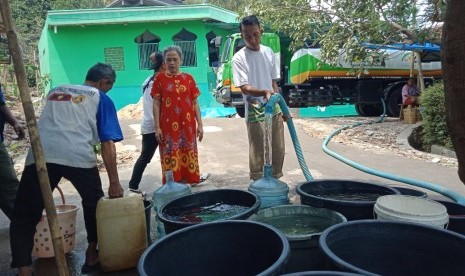 Distribusi air bersih di Lampung.