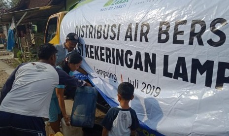 ACT Lampung mendistribusikan air bersih lagi untuk warga Sukamenanti Kedaton, Bandar Lampumg, Kamis (11/7). 