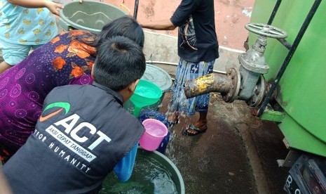 ACT Lampung pasok air bersih ke kampung warga di Panjang, Bandar Lampung, Senin (8/7). 