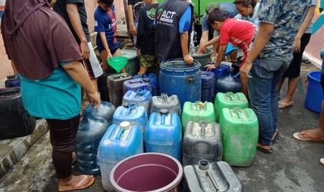 ACT Lampung pasok air bersih ke kampung warga di Panjang, Bandar Lampung, Senin (8/7). 