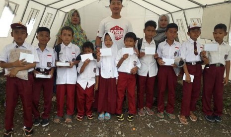 ACT Lampung salurkan bantuan peralatan sekolah dan uang tunai kepada anak pengungsi tsunami Lampung Selatan.