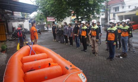 ACT Malang dan MRI Malang melakukan apel kesiapsiagaan bencana di  depan Kantor ACT Malang, Purwantoro, Blimbing, Kota Malang, Rabu (16/12). 